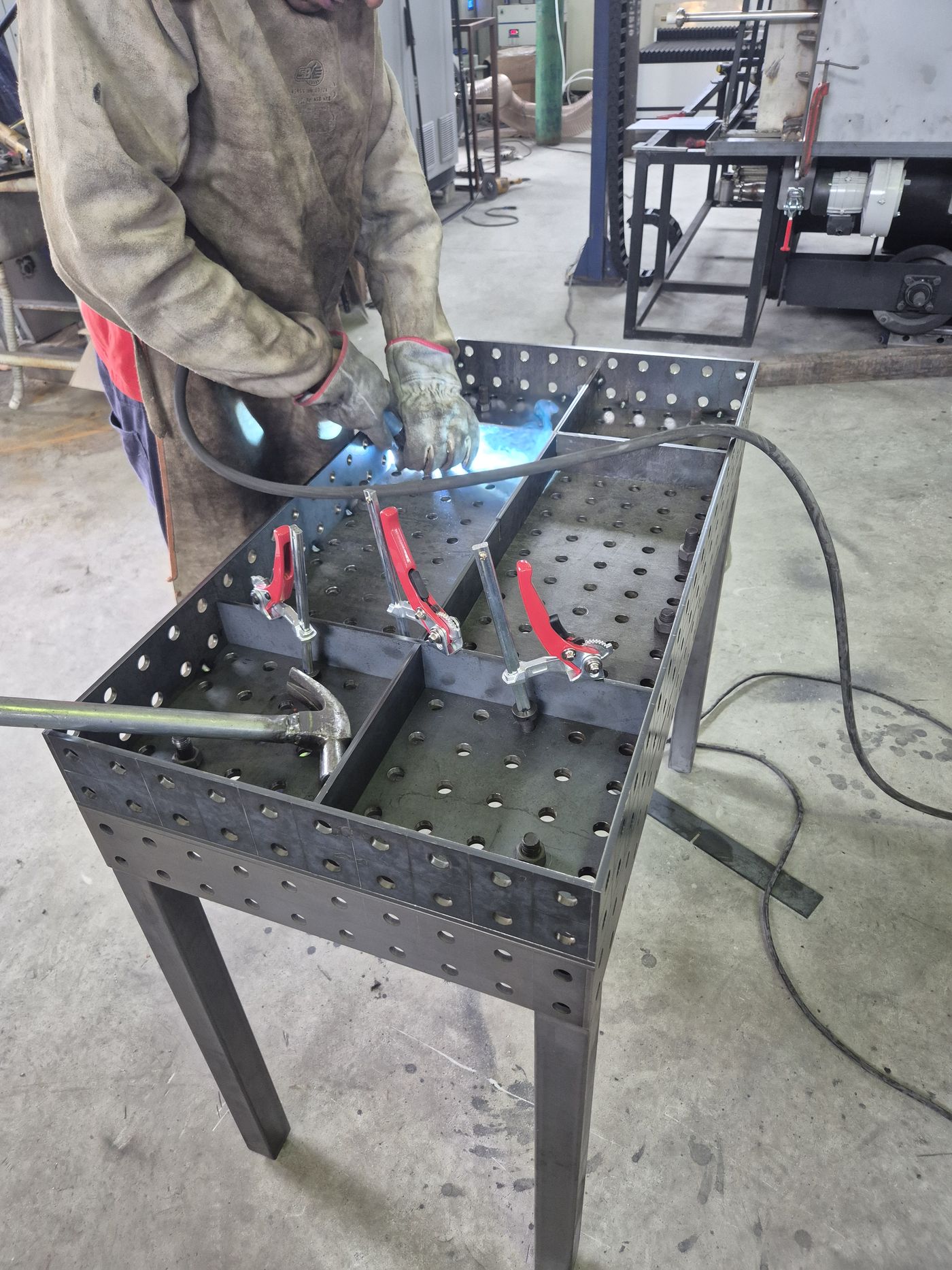 Soldador trabalhando sobre uma mesa de fixação SDS